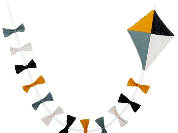 Roommate Circus Kite Garland